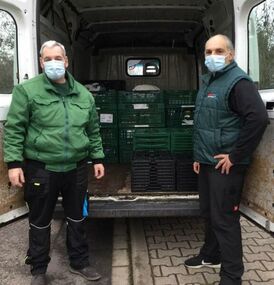 Helfer von Appel und Ei verladen 20 Kisten