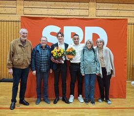 Vincent Kilian, 3. von Links, Moses Ruppert 4. von links, beide mit Blumensträußen Bild: Gerhard Wacker