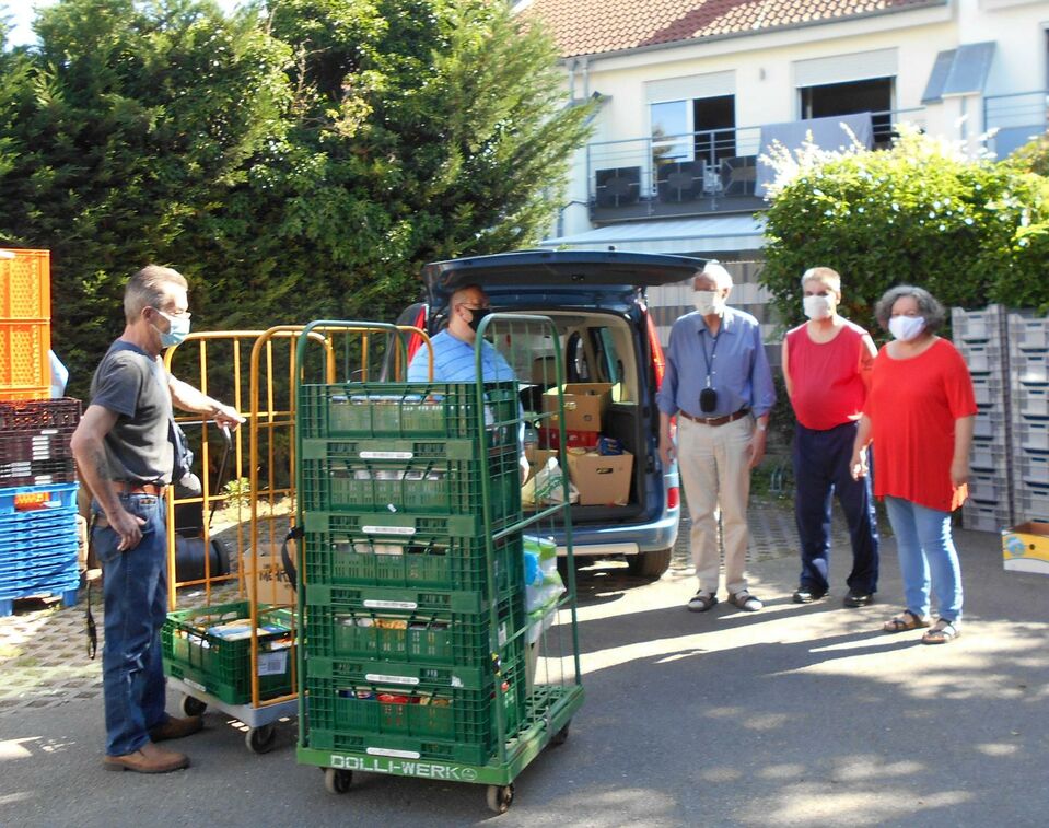 Jutta Schneider und Jürgen Kegler bei der Übergabe der Spenden bei "Appel und Ei" in Schwetzingen.